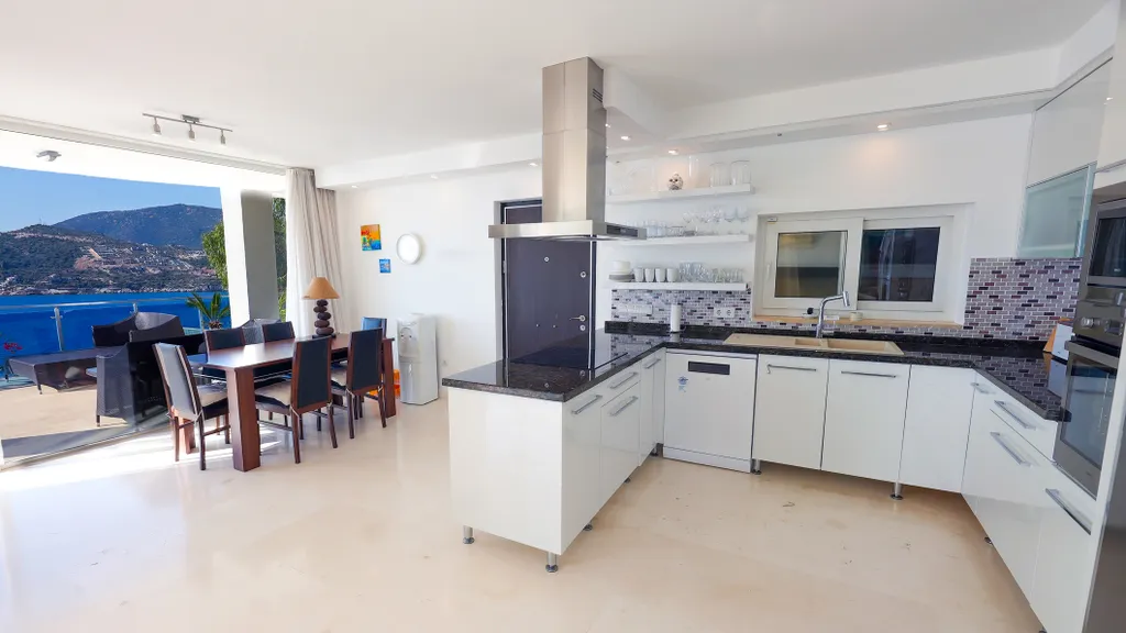 Великолепная вилла на берегу моря