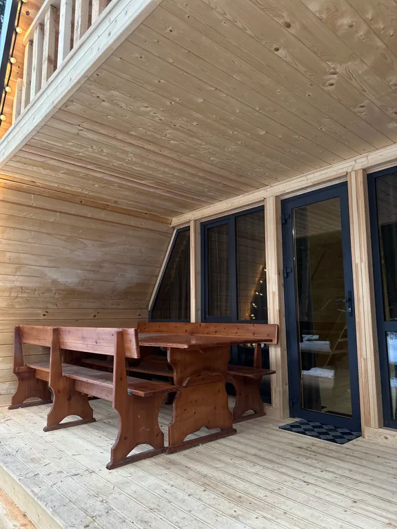 А-фрейм с видом на горы и лес