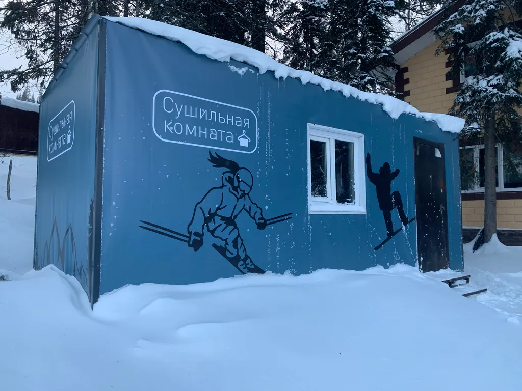 Двухэтажный дом на горе у подъёмника