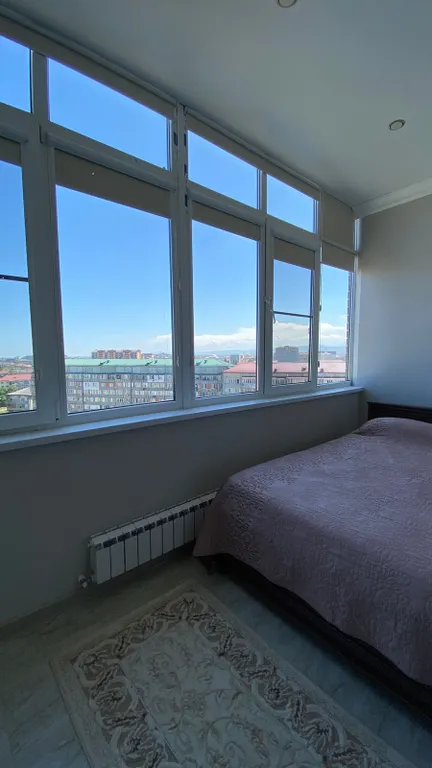 Уютная светлая квартира у моря с красивым видом из окон