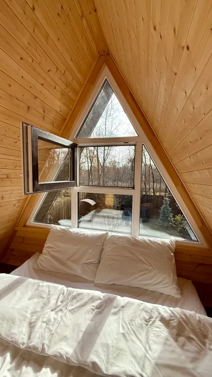 Уютный дом в лесу у озера вблизи от города