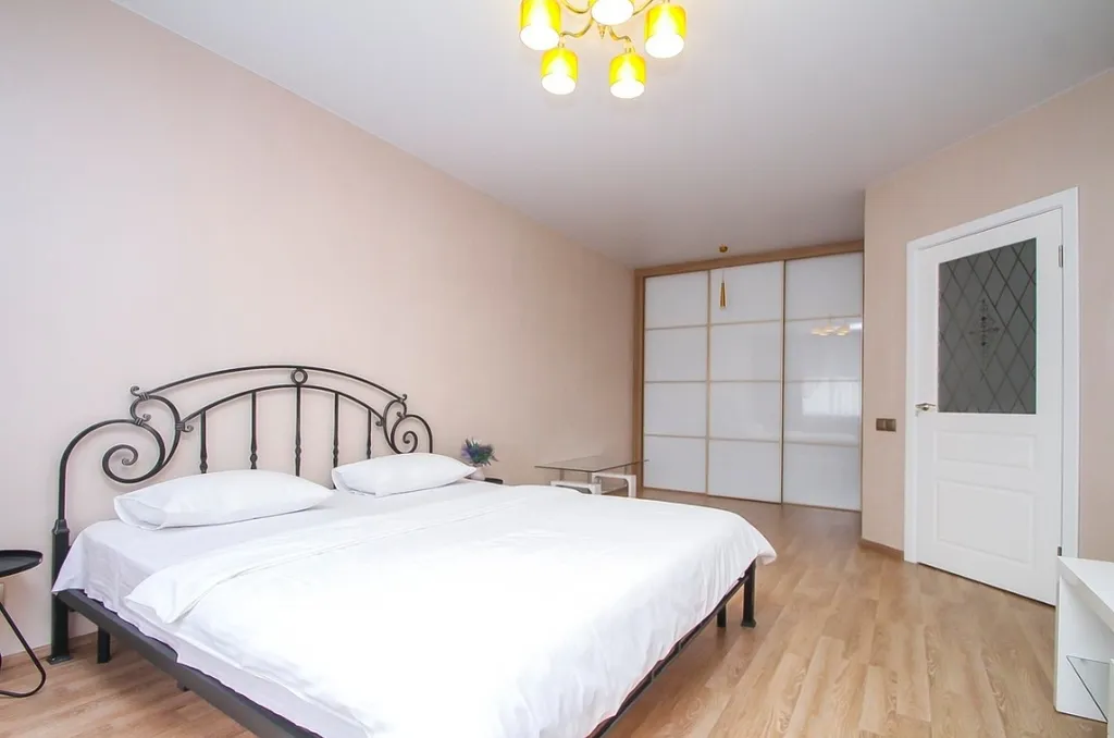 Квартира в светлых тонах в центре города — аренда посуточно в Сургут