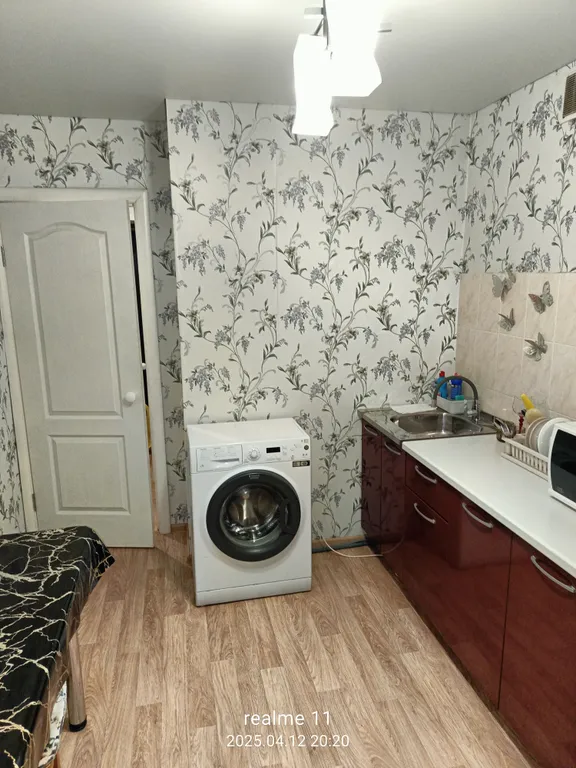 Сдаю однушку в новостройке - диван и кровать. Ждем вас.