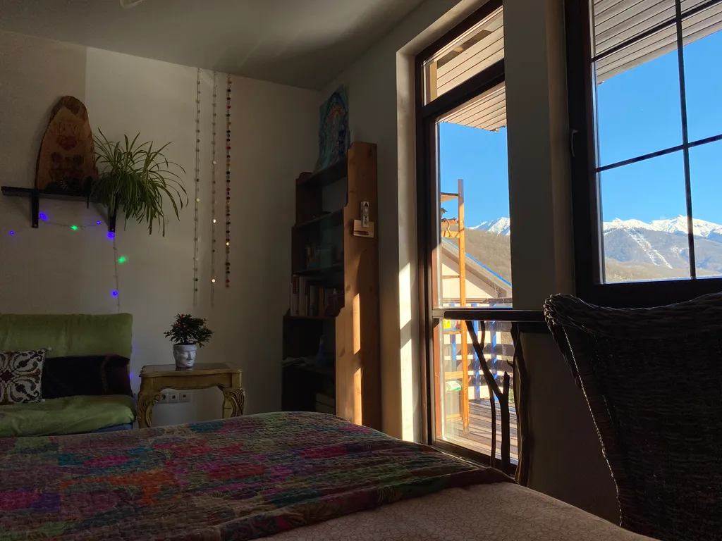 Просторная бохо студия с панорамным видом на горы
