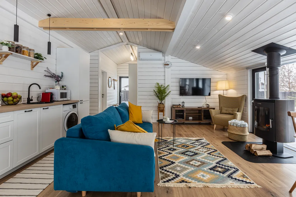 Новый панорамный дом с лесом на участке