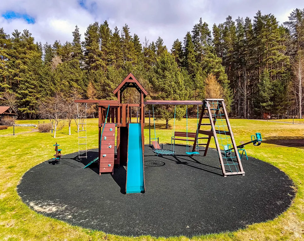 Уютный дом на берегу озера с тёплым бассейном на территории Порт Тихий