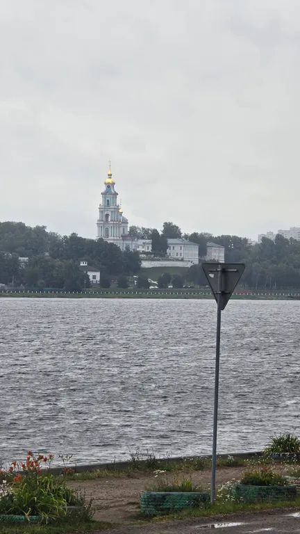 Уютная часть дома на берегу Волги в городе