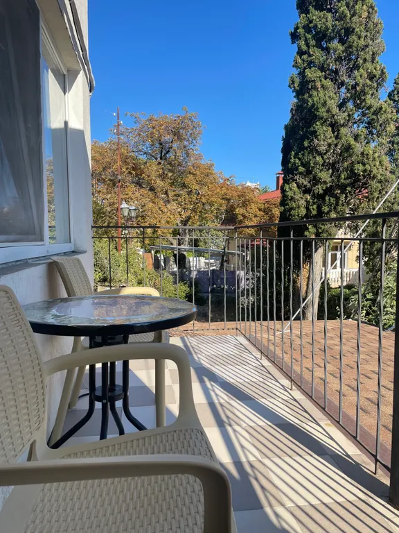 Уютная комната в частном доме со своим двором