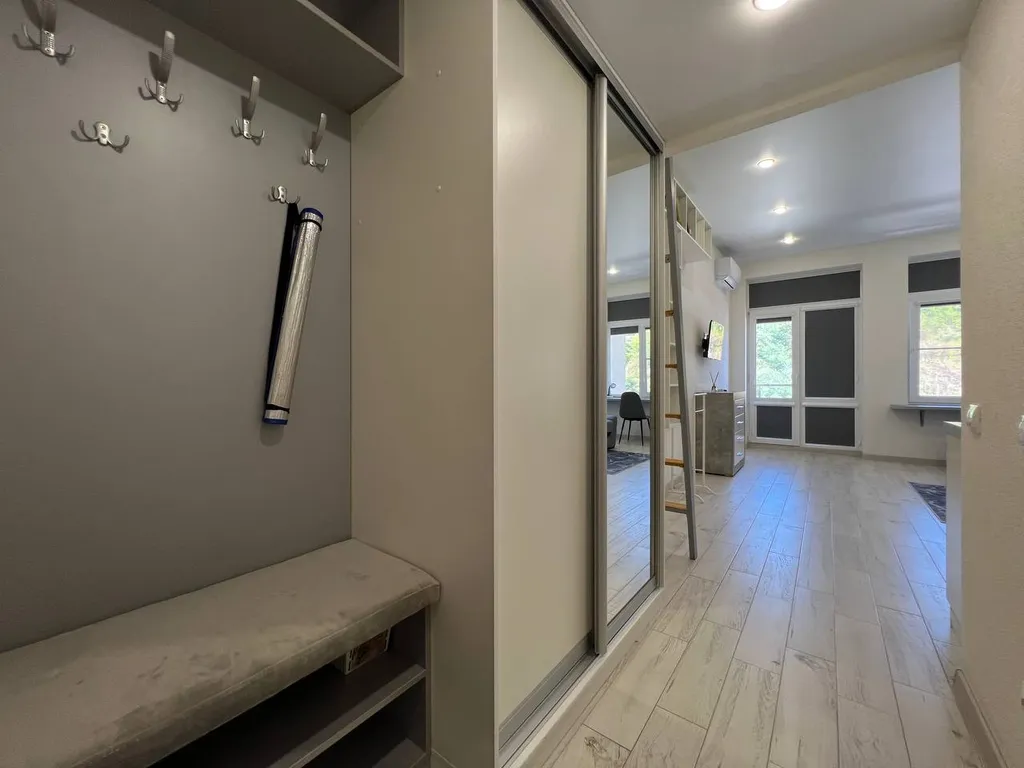 Просторная студия с балконом