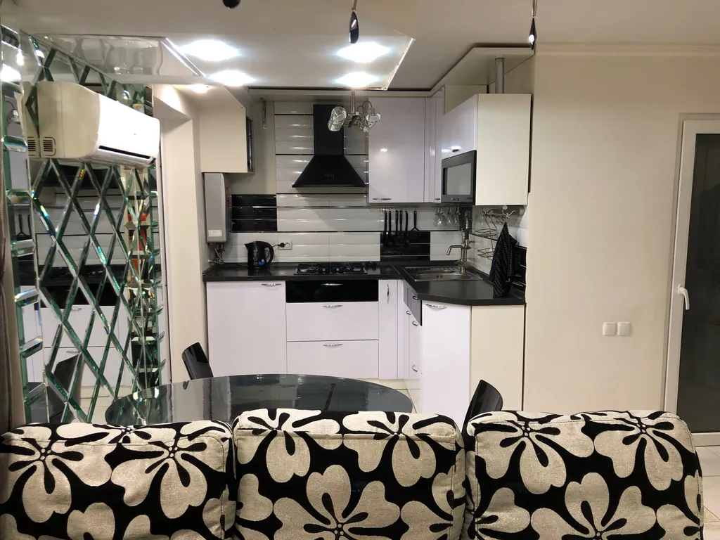 Отличная квартира в 12 минутах от моря со своим выходом в полесадник.