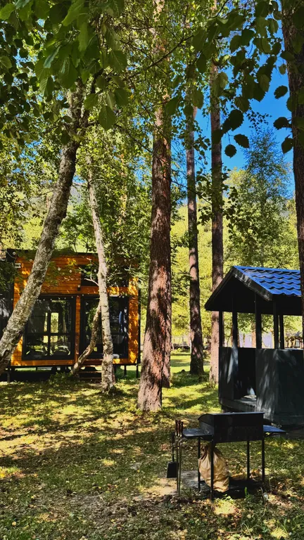 Шале на берегу реки, с беседкой