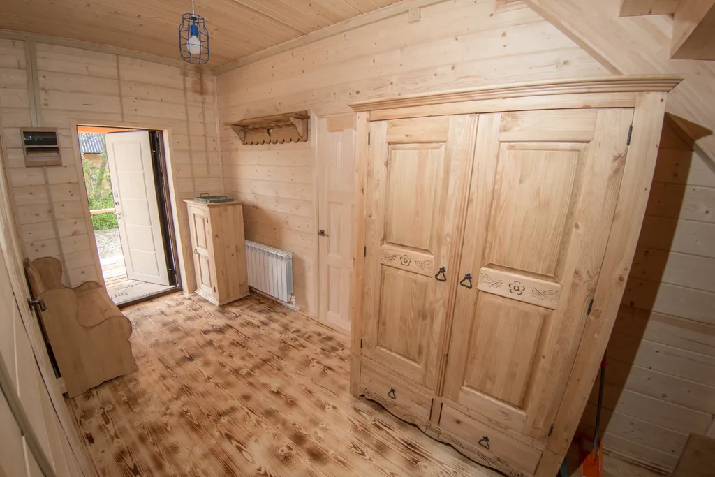 Уютный и тёплый домик на берегу реки