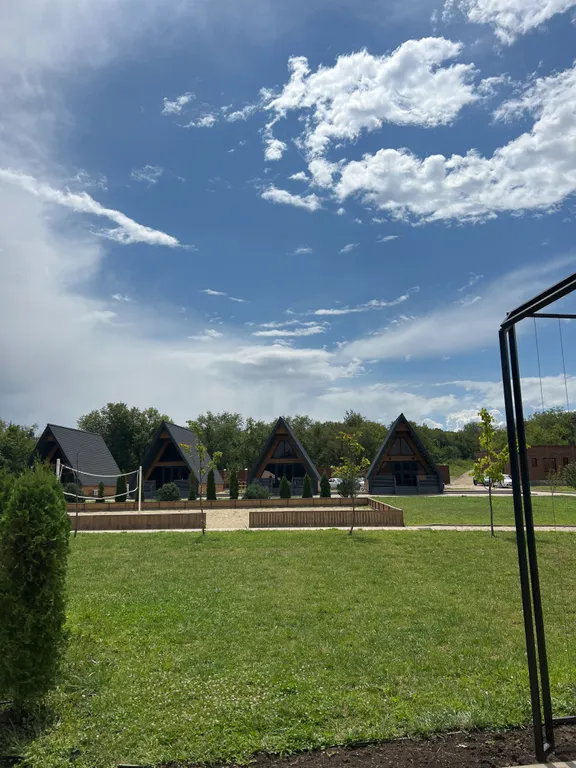 А-фрейм с бассейном и видом на озеро