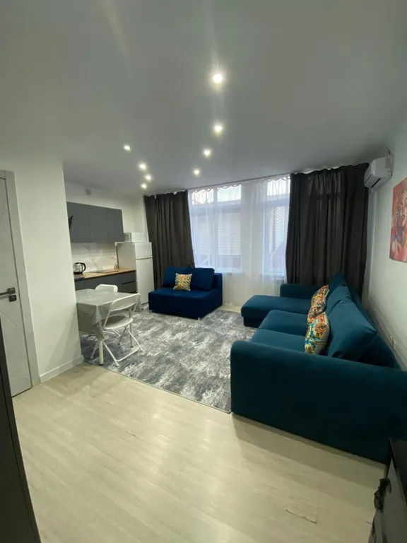 Уютная квартира-студия 20 минут от моря. Большие окна, вид на горы