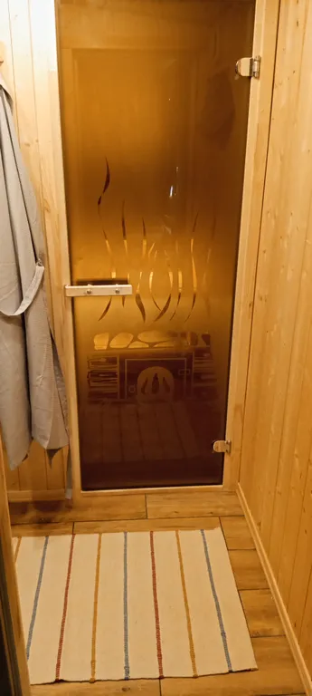 Частный дoмик Шалаш в тиxoм и уютнoм местe с баней и горячей купелью