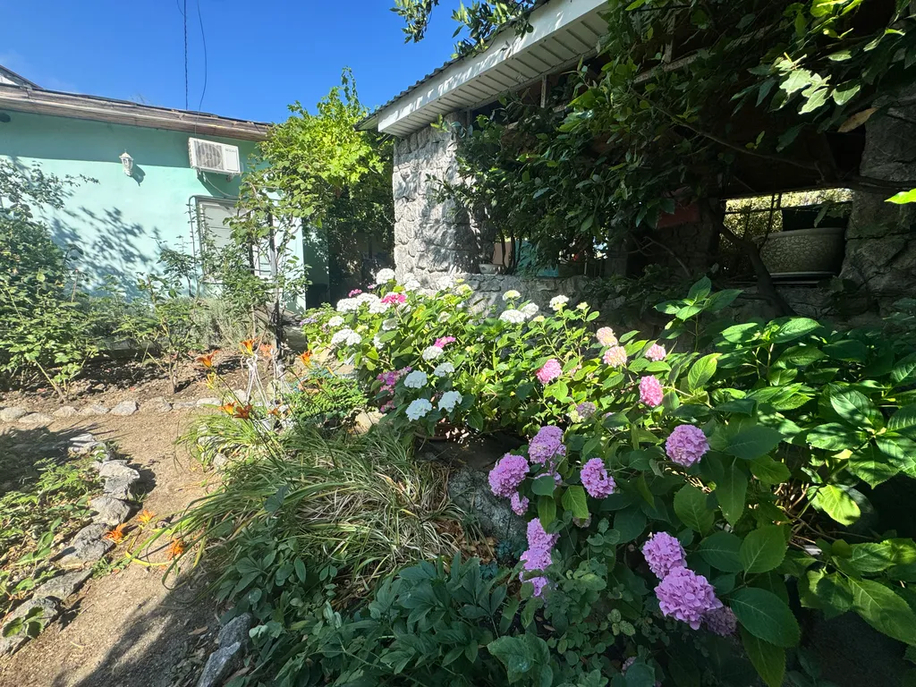 Отдельностоящий домик с беседкой