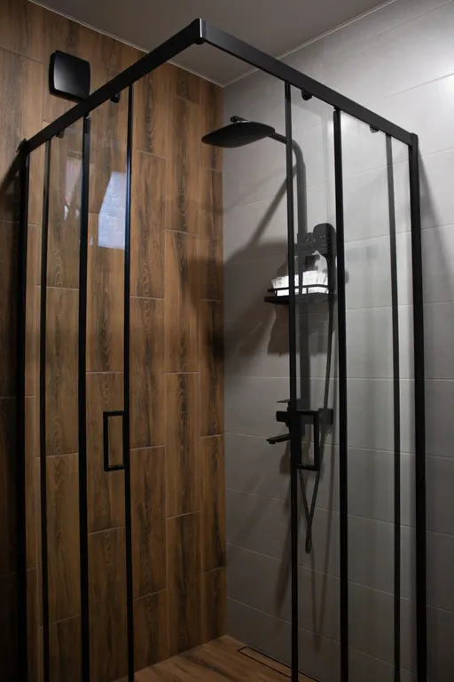 Горный домик с видом на горы и реку