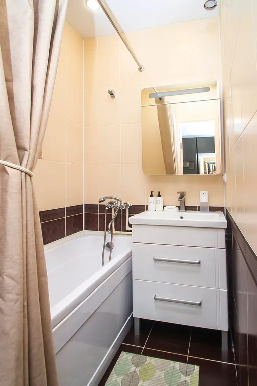 2 комнатная квартира возле тц Аура