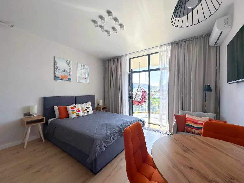 Дизайнерская студия ls-relax time с боковым видом на море с 14 этажа