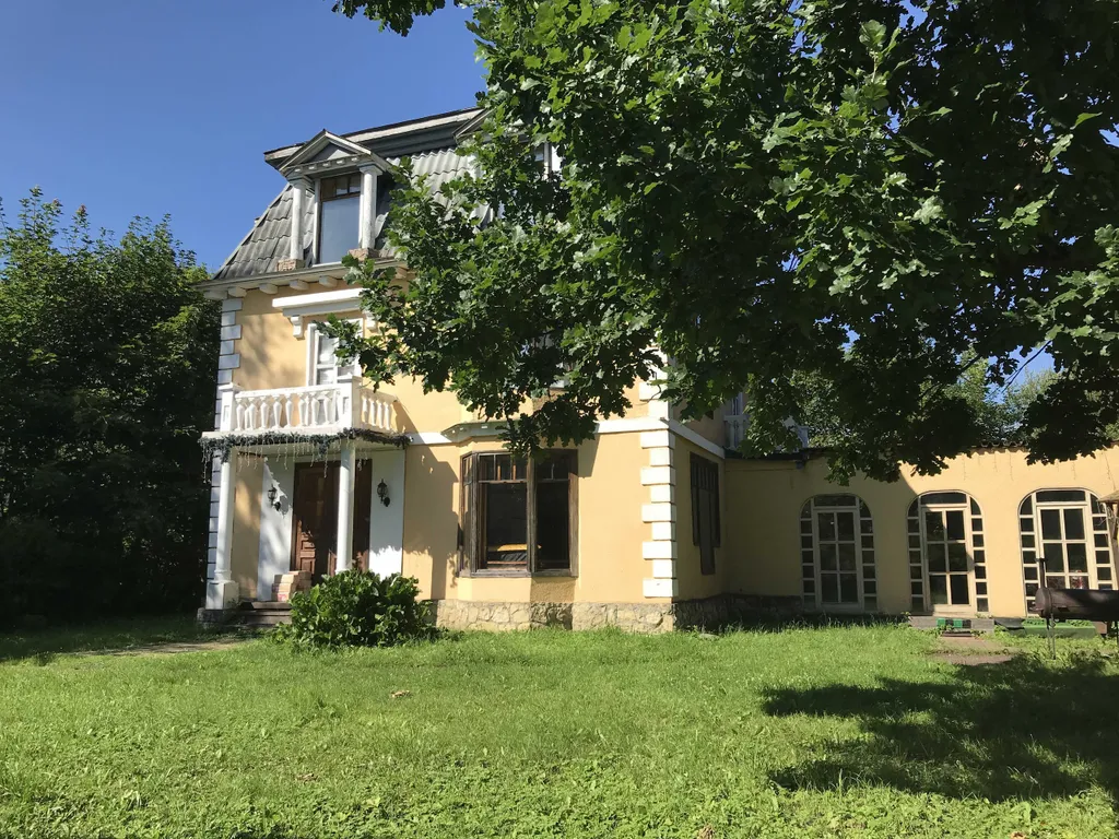 Коттедж на берегу пруда с бассейном