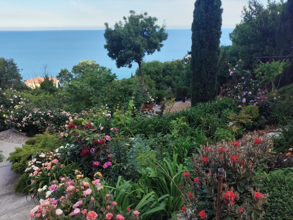 Уютный двухкомнатный домик в райском саду с видом на море