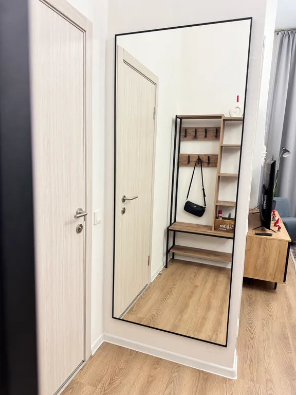 Евродвушка с высокими потолками и большими окнами, 2 кровати