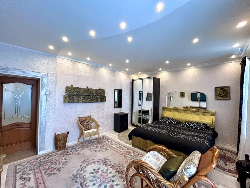 Уютные апартаменты у моря с камином и дизайнерским ремонтом