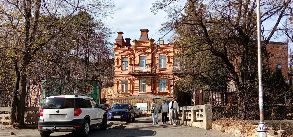 Двушка в старинном особняке у самого парка с двумя балконами