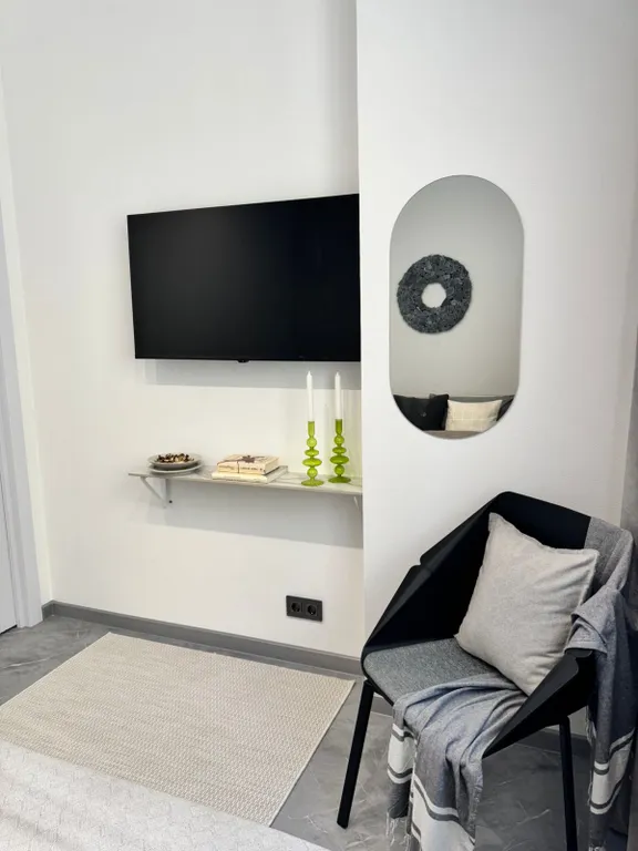 Современная квартира с отдельной спальней в европейском стиле