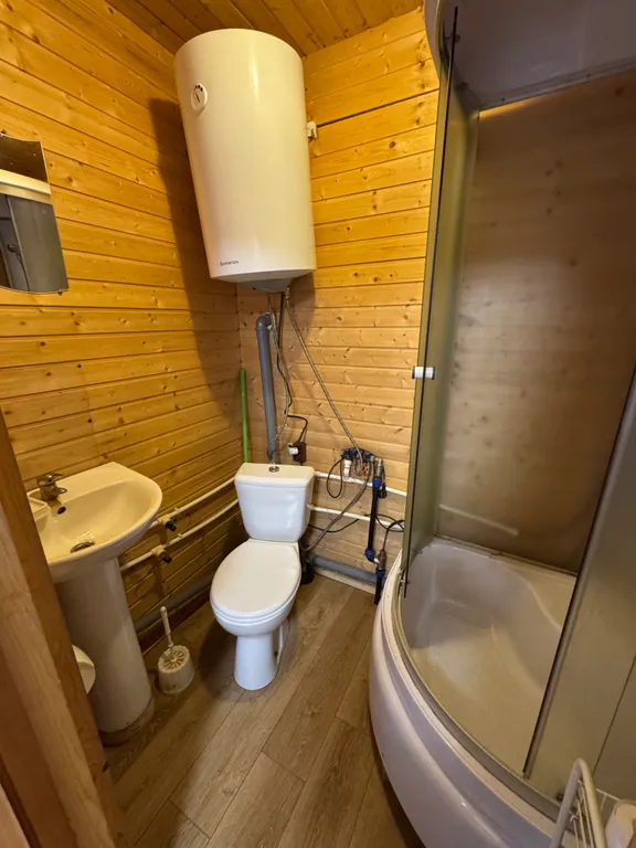 Домик прямо на берегу реки в Карелии