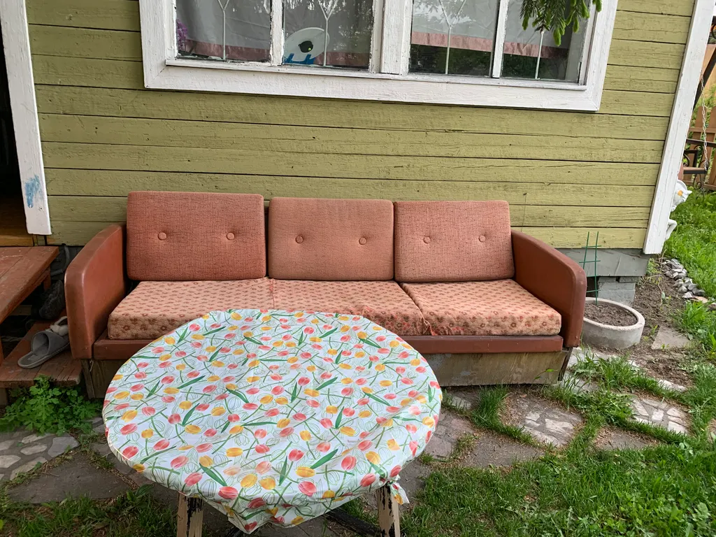 Живописный дом на природе недалеко от города