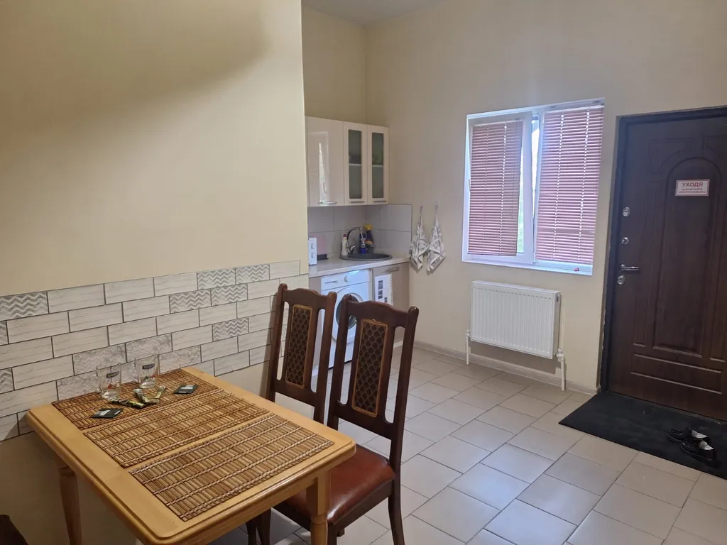 2-комнатная возле ТЦ со своим двориком