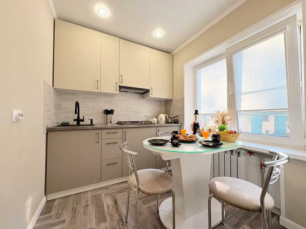 Стильная двухкомнатная квартира на проспекте Кирова со своей парковкой