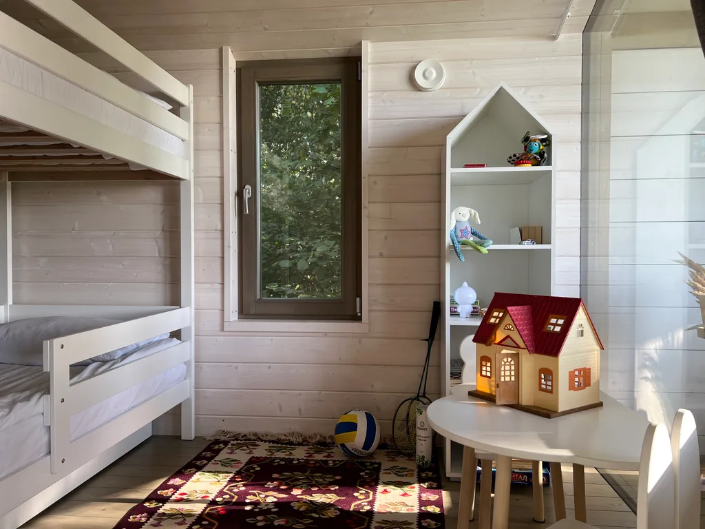 Гостевой дом среди березовой рощи с видом на поле и лес