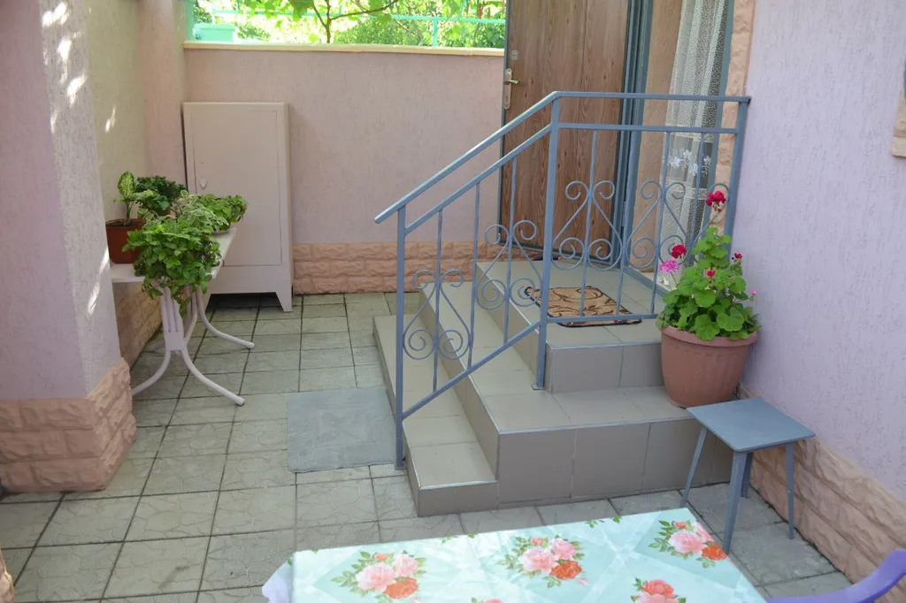 Двухкомнатный дом в санаторной зоне Евпатории