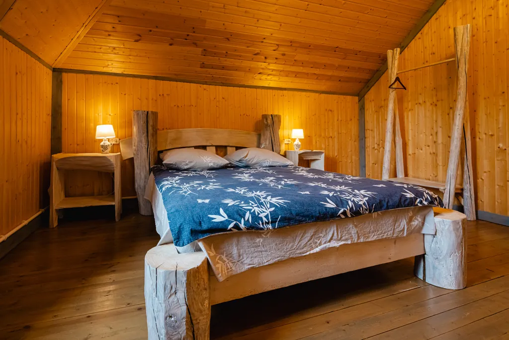 Коттедж у пруда