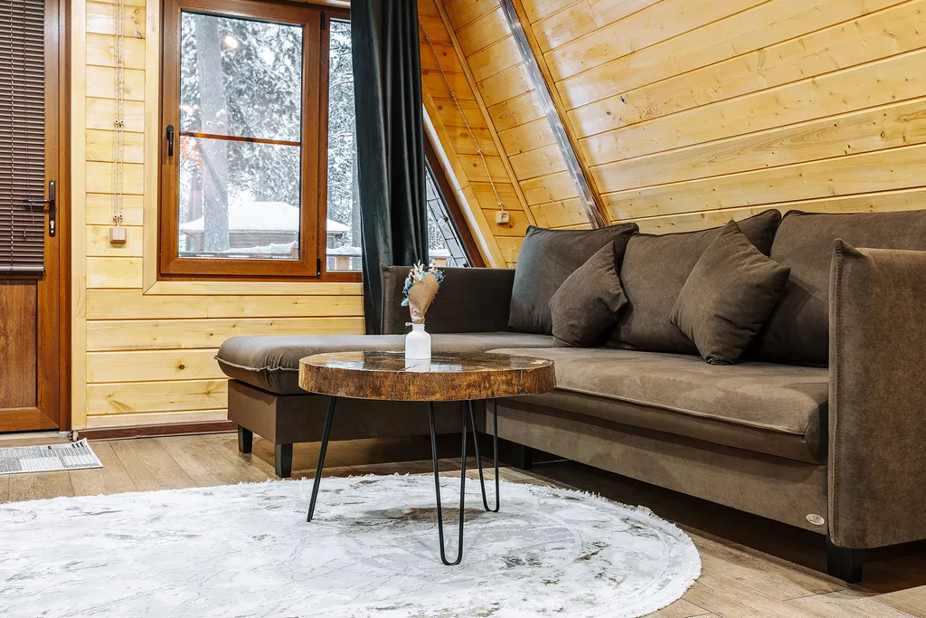 Коттедж с бассейном в лесу