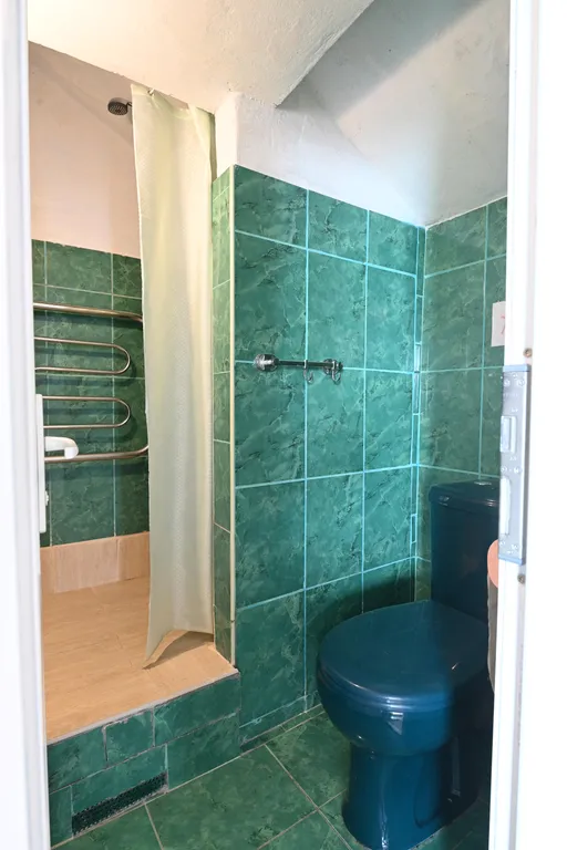 Этаж в коттедже с огромным балконом, 2 спальнями, гостиной и кухней