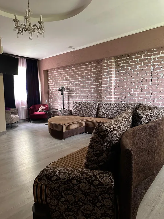 Большой дом с баней, бассейном, мангалом и парковкой