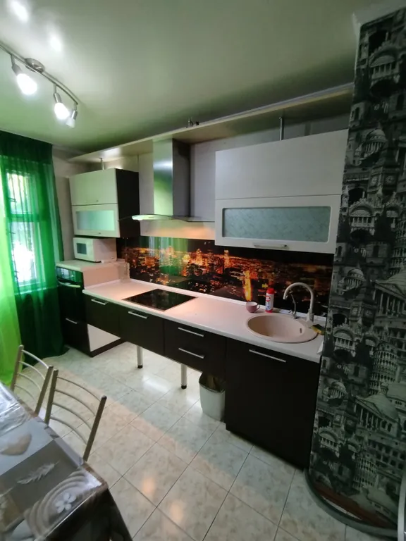 Большая трех комнатная квартира — аренда посуточно в Тюмень