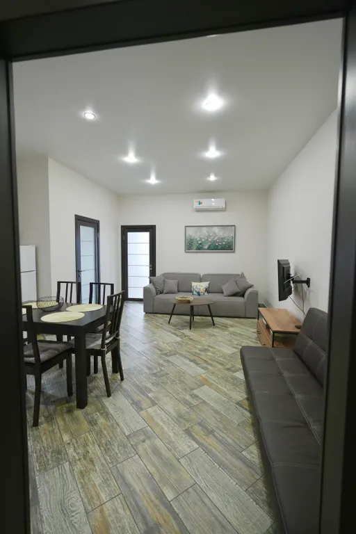 Большая квартира напротив подъемника