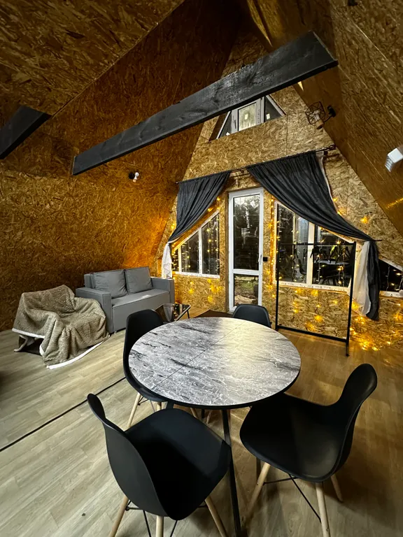 Уютный дом с видом на лес и железную дорогу