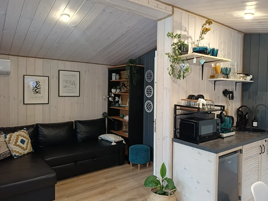 Темный домик на опушке леса