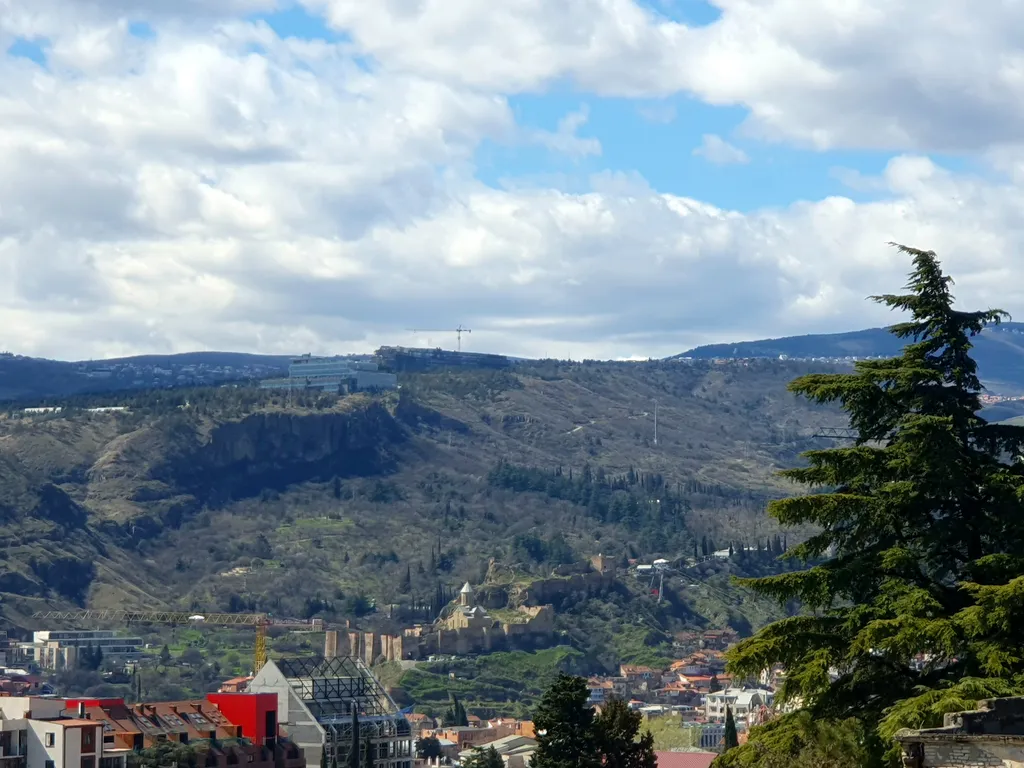 Уютная квартира с видом на горы и город