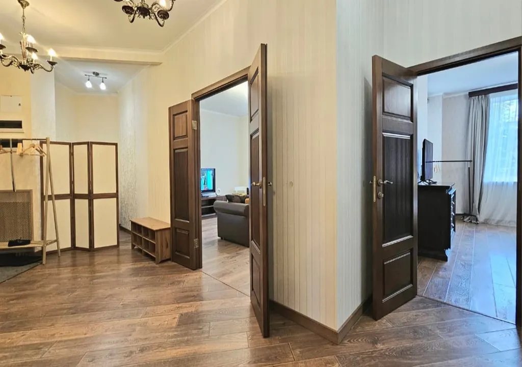 В центре, рядом с Кремлёвской Набережной