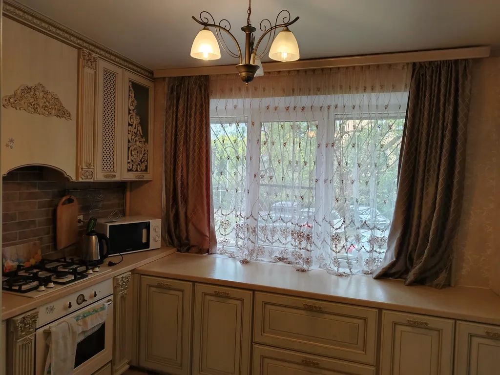 Двухкомнатная квартира на первом этаже в центре Адлера