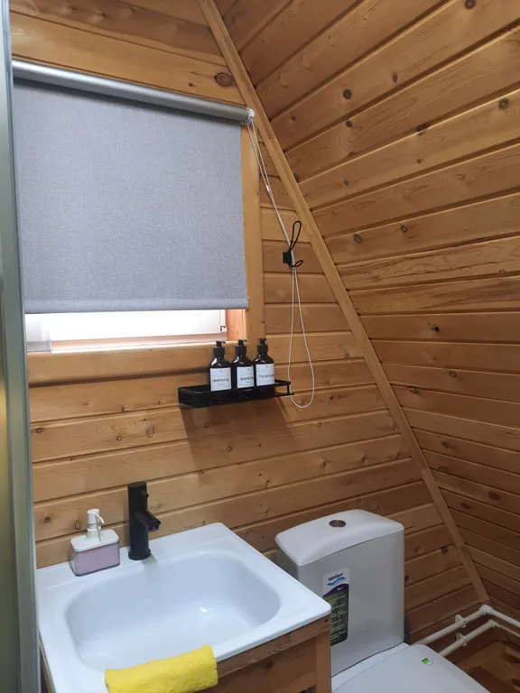 Красный домик с видом на Байкал