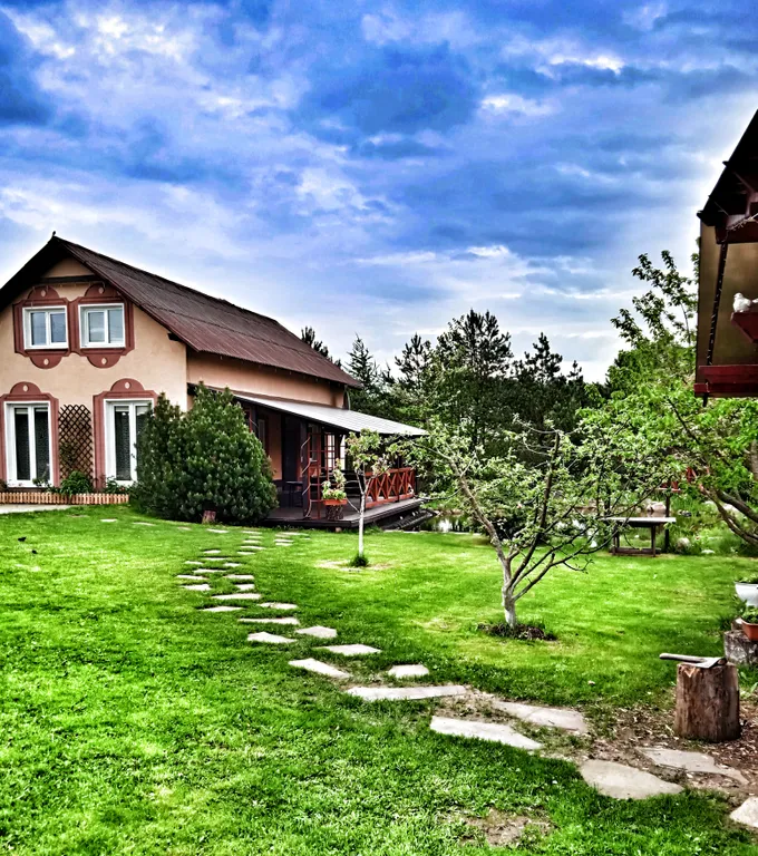 Коттедж под Минском с баней, озером, беседкой