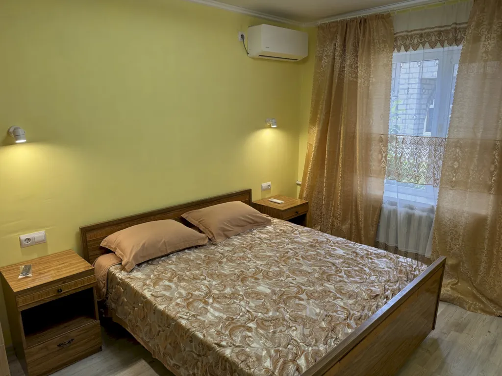 Четырёхкомнатный дом с двориком и мангалом – центр