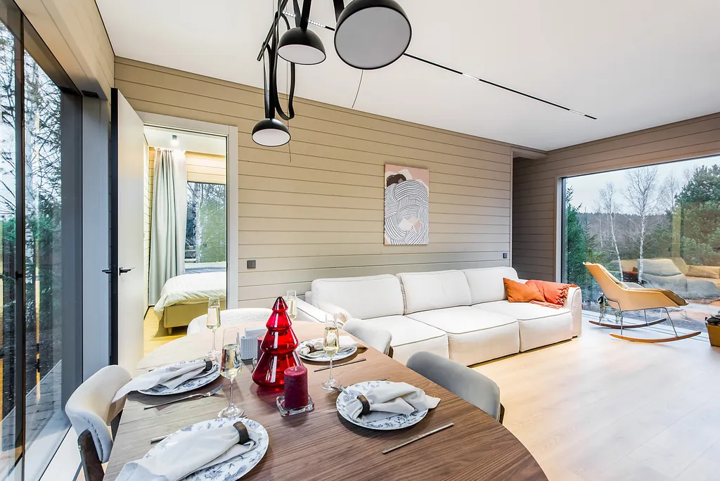 Уютный дом в окружении  леса